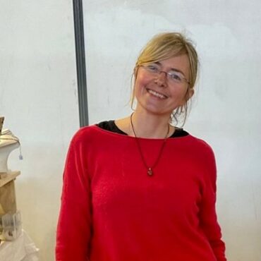 Sandrina dans son atelier de fabrication